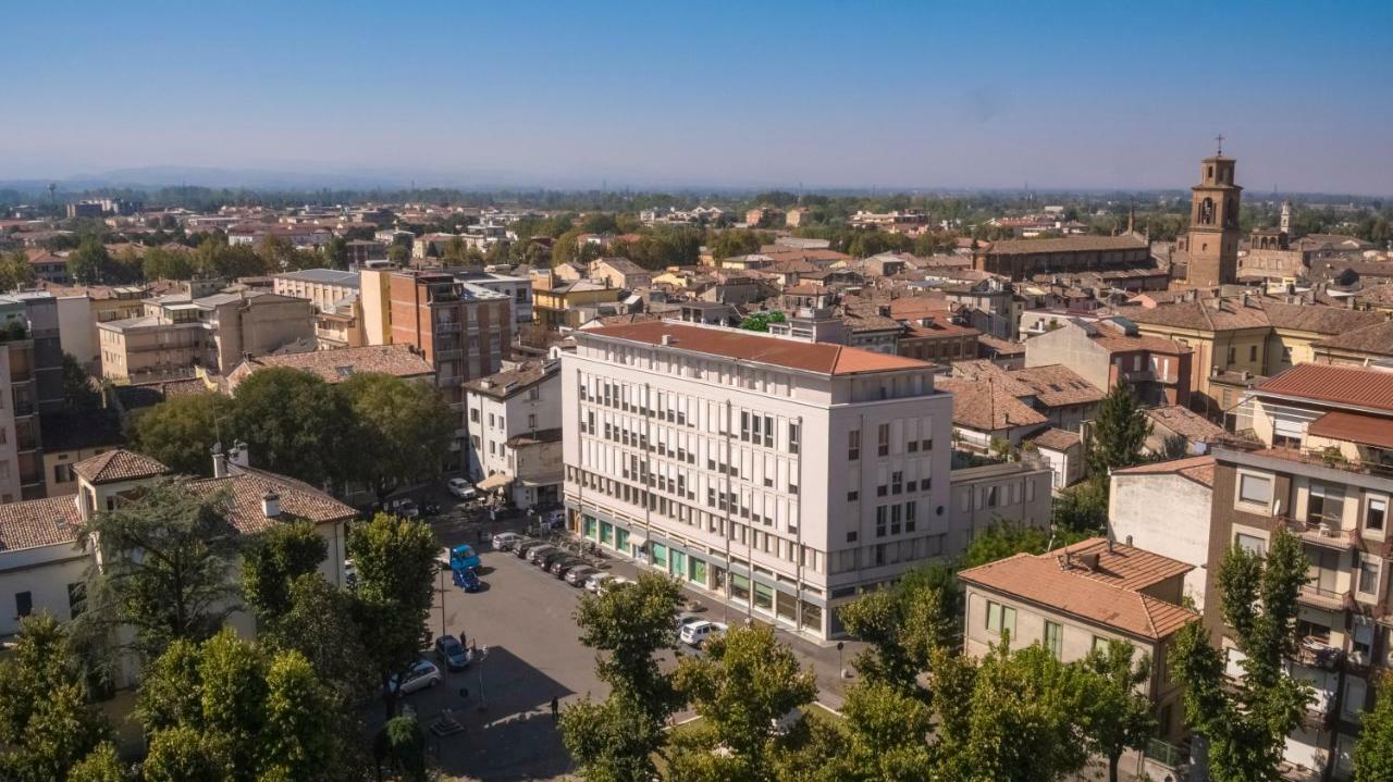 BnBiz - Coworking Hotel Fiorenzuola dʼArda Eksteriør billede